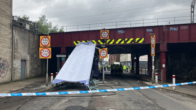 Διώροφο λεωφορείο χτύπησε σε υπερυψωμένη διάβαση στη Γλασκώβη – Πάνω από 10 τραυματίες